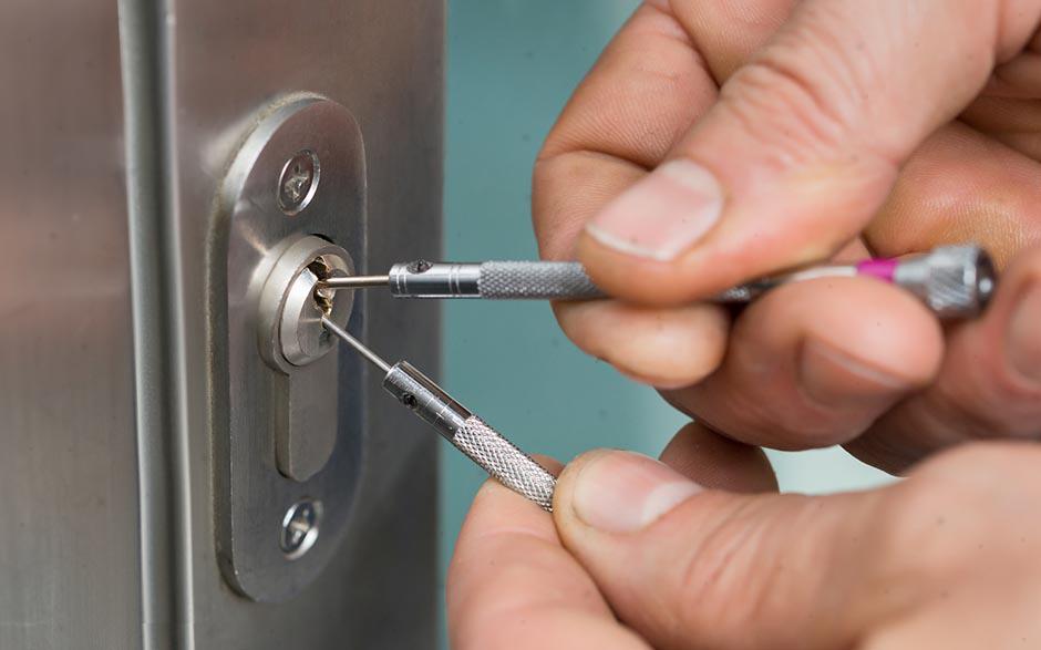 changer serrure de porte Paris 17
